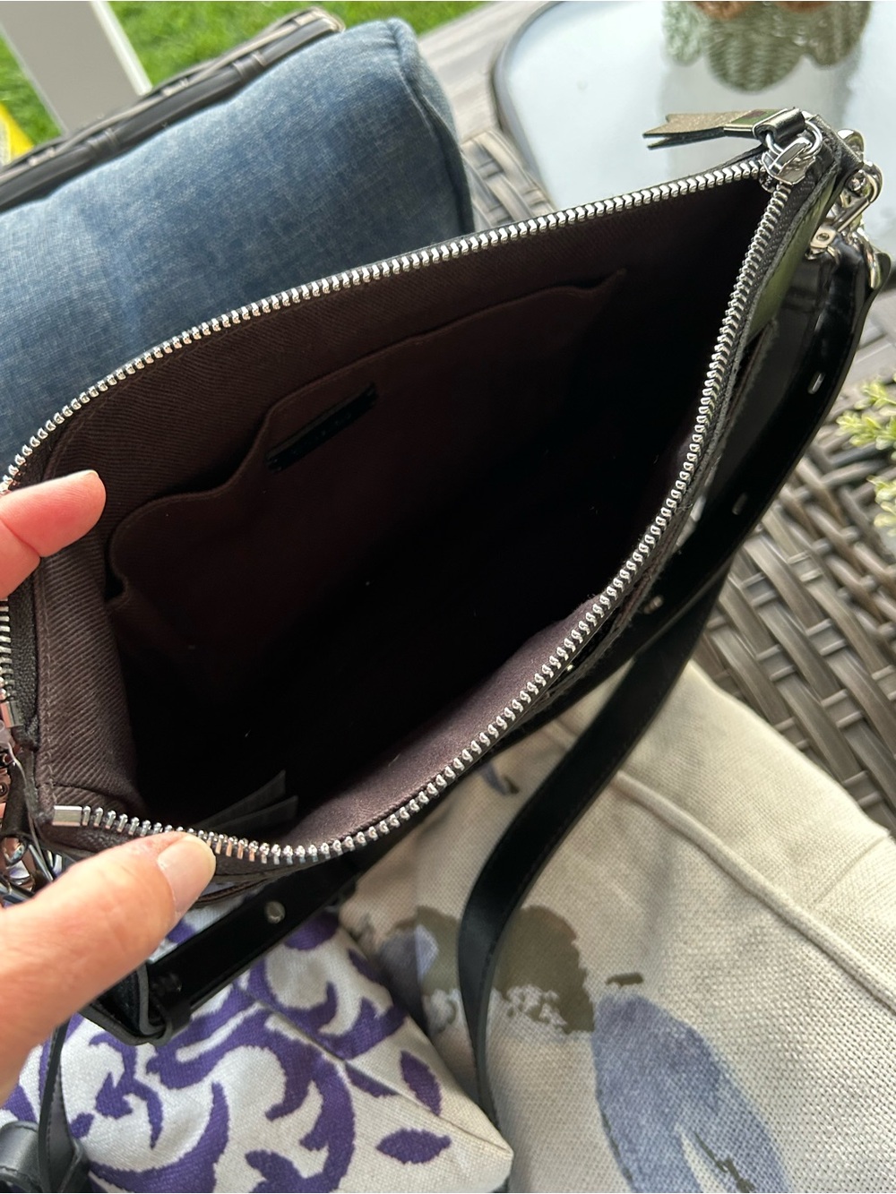 Classic Black Leather Crossbody Bag - Unbranded - Picture 4 of 6